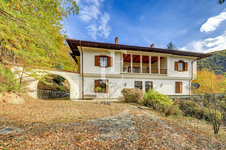 Prestigious Residence A Property with History and Potential