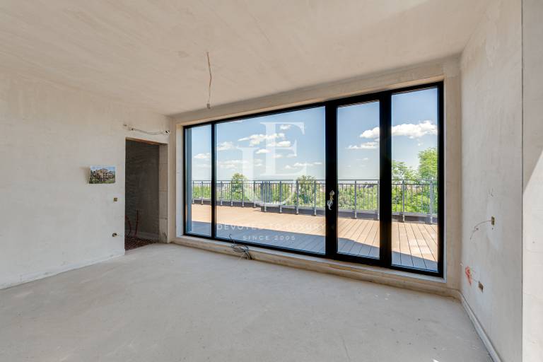 A beautiful four-room apartment with amazing views of the city
