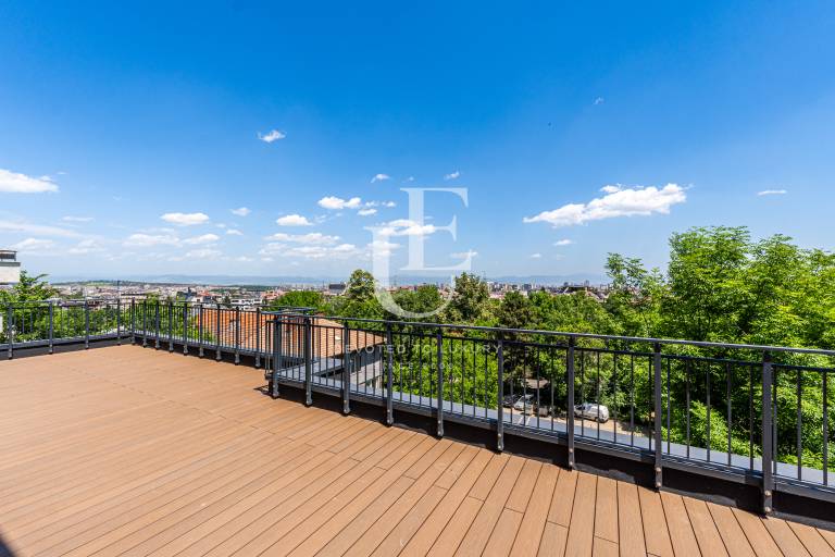 A beautiful four-room apartment with amazing views of the city