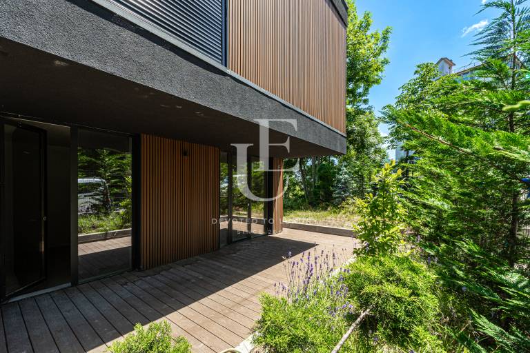 Прекрасен четиристаен апартамент с невероятни гледки към града