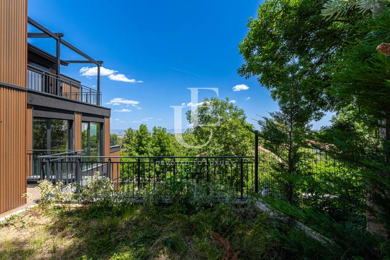 Прекрасен четиристаен апартамент с невероятни гледки към града