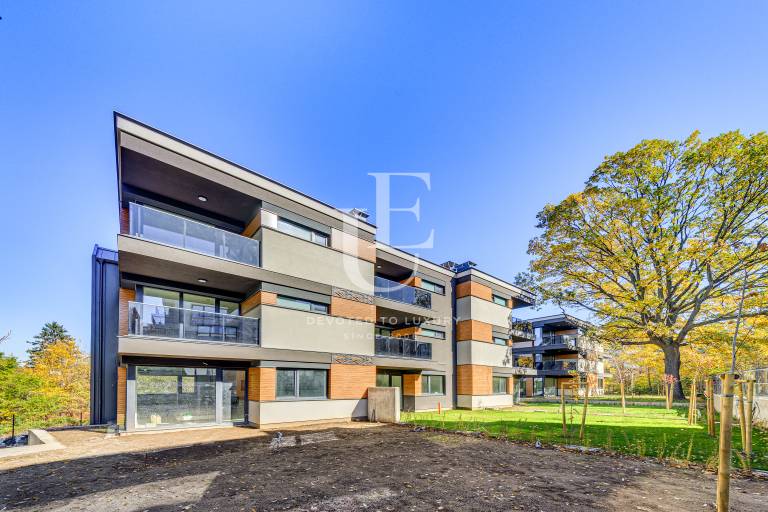 Нова къща с модерна архитектура пред акт 16