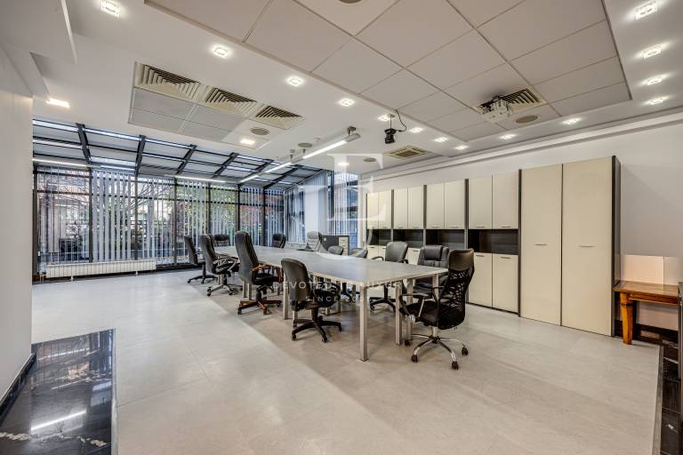 Партерен офис с двор в луксозна сграда в кв. Лозенец