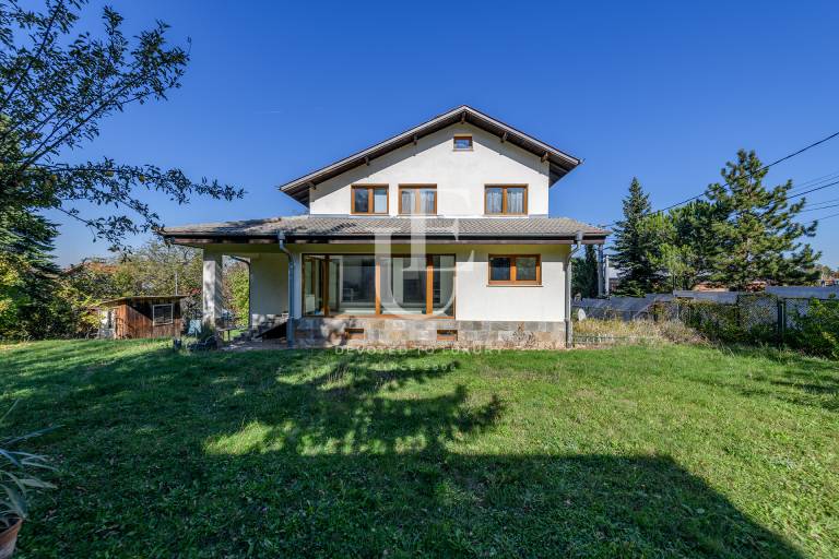 Sunny plot with a house for sale in the Cinema Center