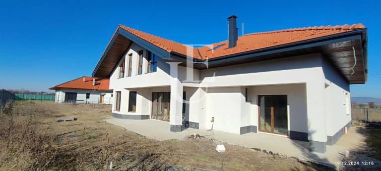 Просторна, нова къща за продажба в тих и зелен район