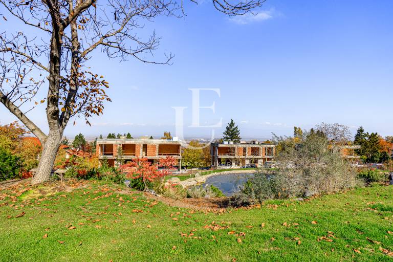 Изключителна къща с езеро  в полите на Витоша