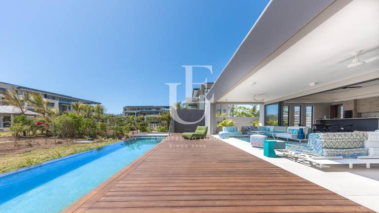 Съвременна резиденция с частен басейн в Мон Шоази