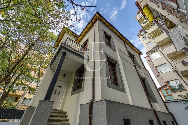 Residential building on three floors in Center