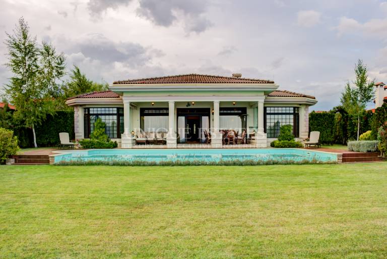 Gorgeous villa by the sea for sale