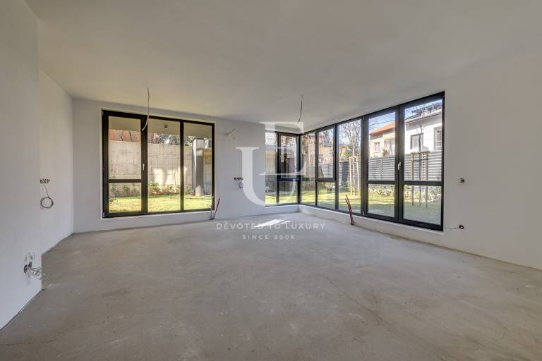 Многостаен апартамент със собствен двор в нова сграда с Акт 16 