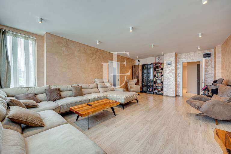 Етаж от сграда в широк център за продажба