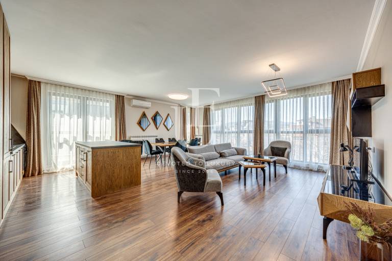 Просторен четиристаен апартамент с три спални