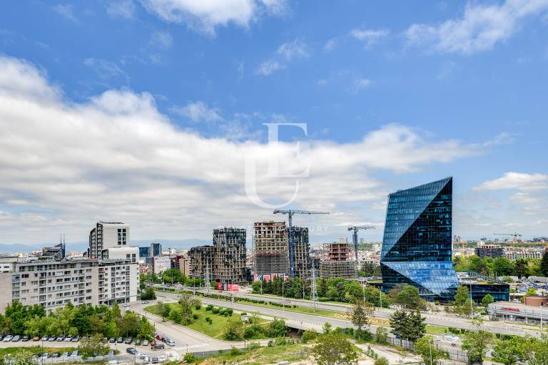 Просторен офис в нова бизнес сграда на бул. България