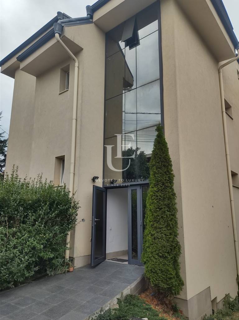 Three-bedroom apartment in a small building near Ring Mall