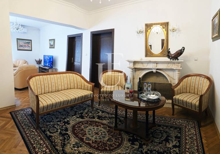Aristocratic three-bedroom apartment on Slaveykov Square