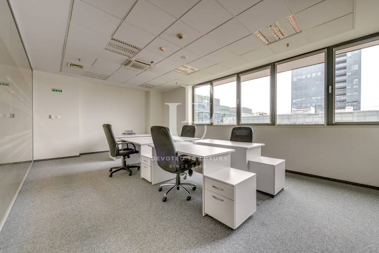 Функционален и просторен офис в бизнес сграда на Цариградско шосе