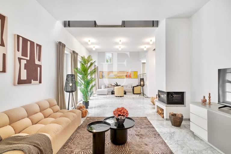 Elegant family villa with guest house and big garden in Hadern