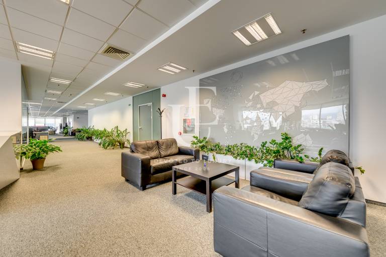 Представителен офис в бизнес сграда близо до The Mall