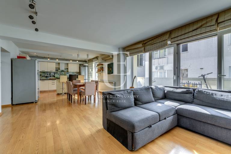Spacious three-bedroom apartment in boutique building - Center