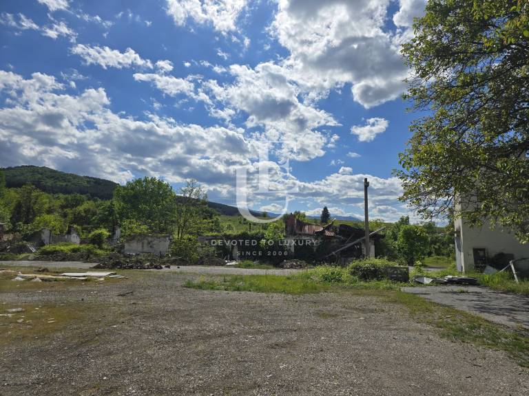 Large plot in  communicative and developing location