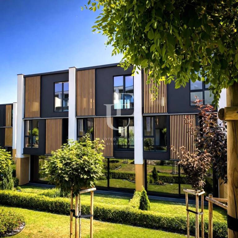 Къща на цената на апартамент, в затворен комплекс 