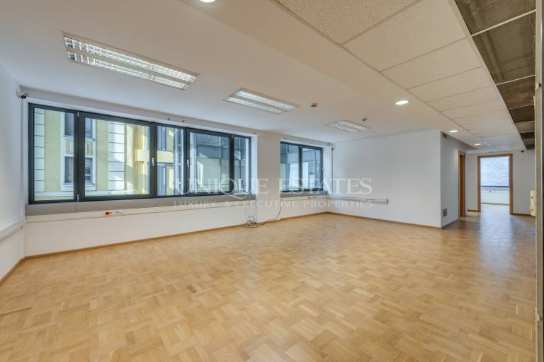 Spacious office for rent in a beautiful office building 