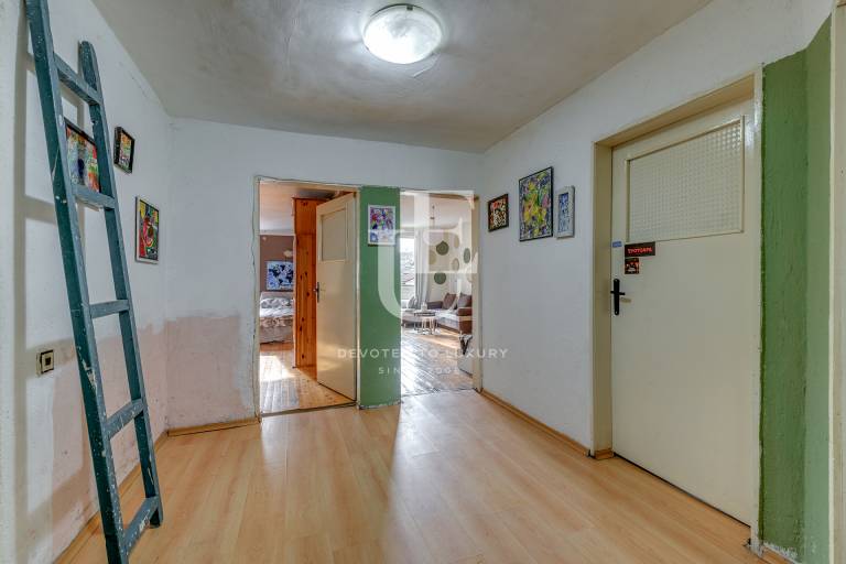SEPARATE FLOOR OF A HOUSE IN TOP CENTER