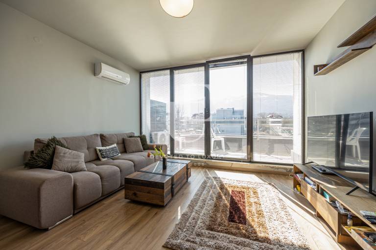 Слънчев двустаен апартамент в кв.Витоша с паркомясто