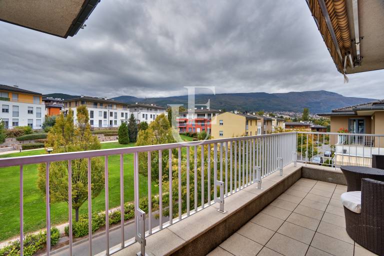 Two bedroom apartment with lovely views for rent