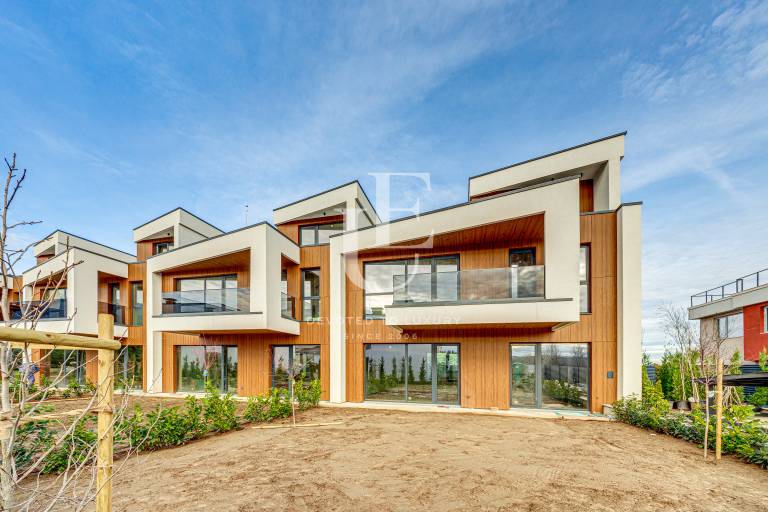 Иновативна редова къща за продажба в Бистрица