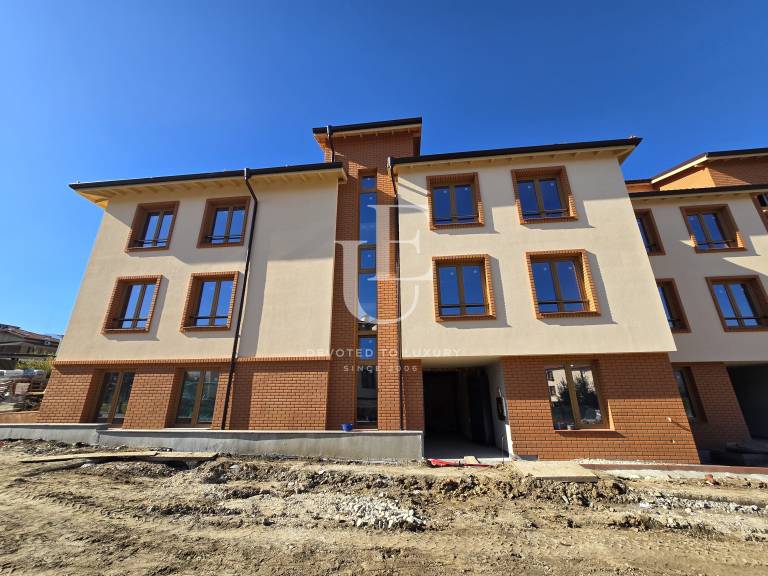 Two-bedroom apartment in a gated complex with parking space