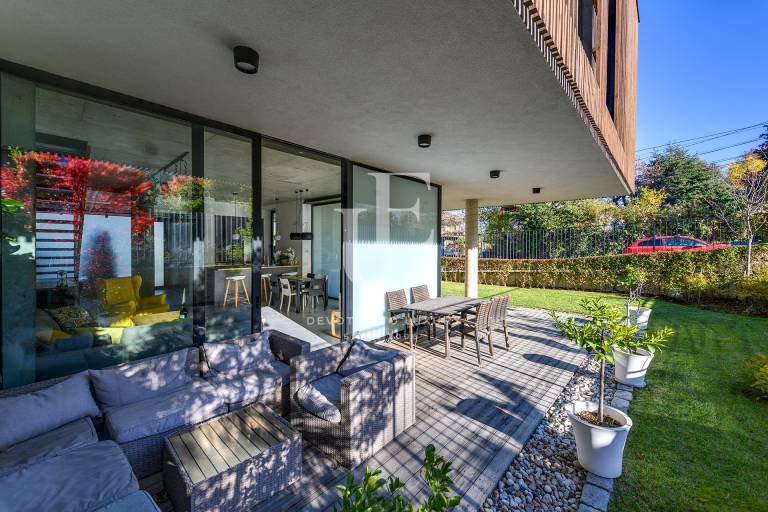 Стилна редова къща за продажба в подножието на Витоша