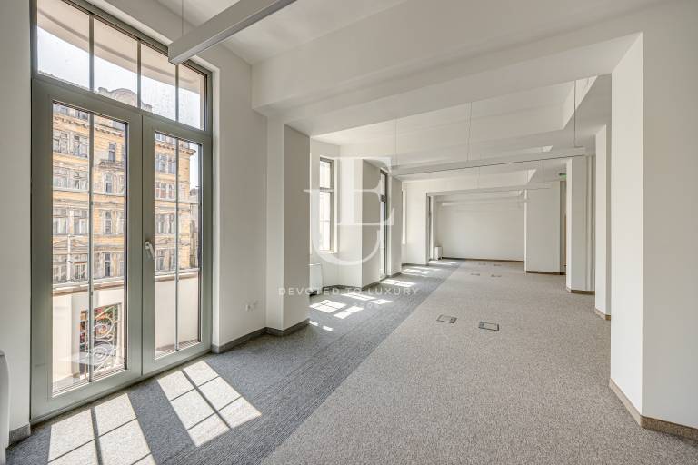 Office in a beautiful aristocratic building in the city center