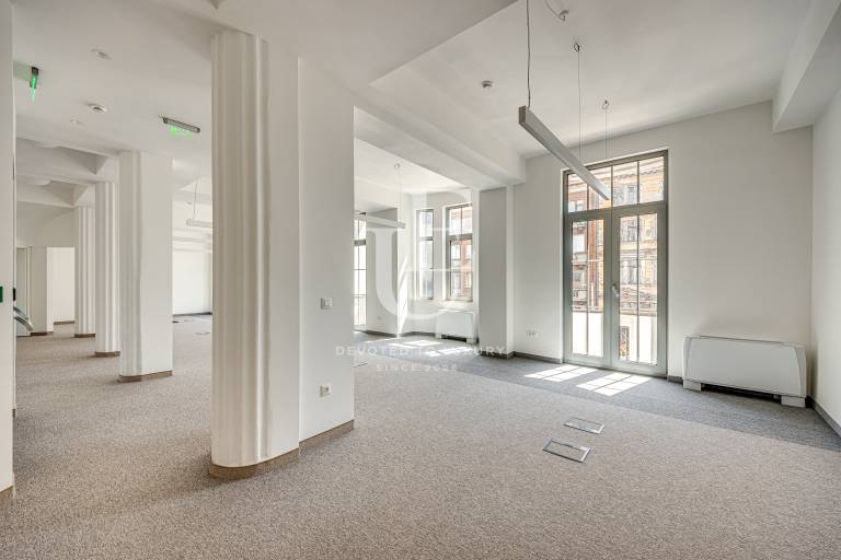 Office in a beautiful aristocratic building in the city center