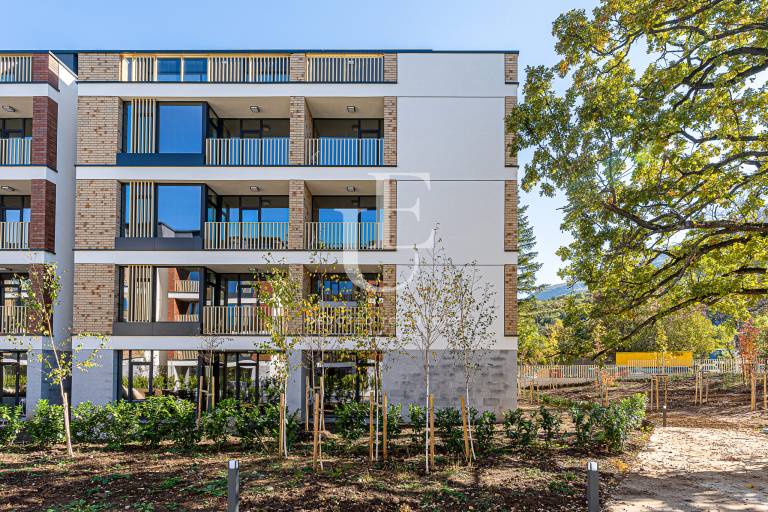 Двустаен апартамент с двор за продажба в кв. Бояна