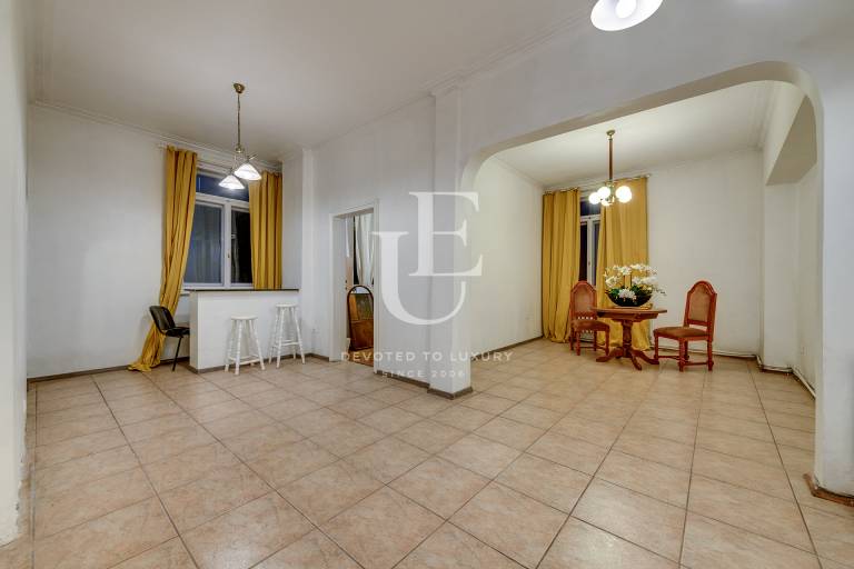 Elegant Apartment in a Representative Building in Doctor’s Garden