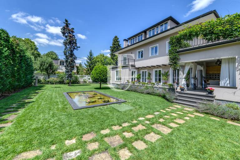Residence with a small park for salle in old parth of Ovcha kupel