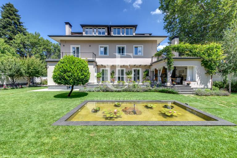 Residence with a small park for salle in old parth of Ovcha kupel