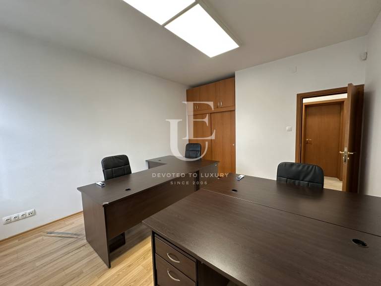 Bright office for rent in an aristocratic building in the center