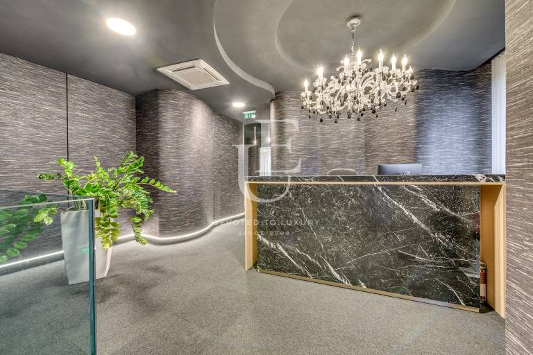 Отлично завършен и обзаведен офис за продажба в район Красно село