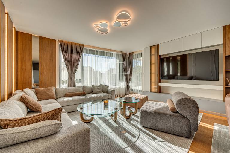 Дизайнерски чисто нов четиристаен апартамент в кв. Изток