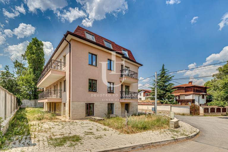 Триетажна, елегантна  сграда с шест апартамента за продажба
