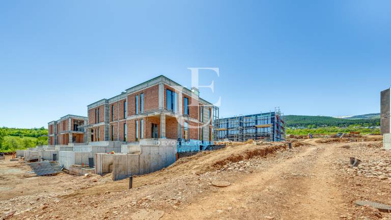 Semi-detached house with a large private yard in a gated complex