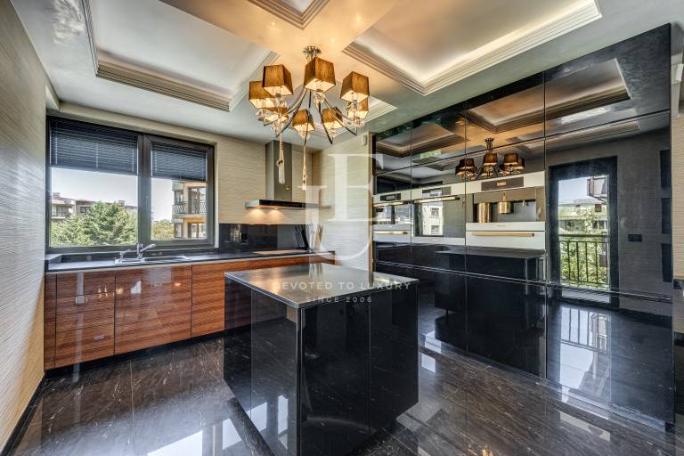 Луксозен тристаен апартамент за продажба в комплекс Макси 