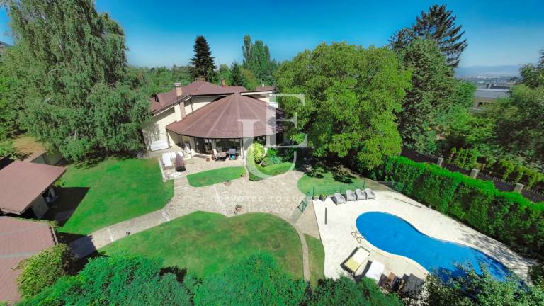 Impressive house with a unique yard and pool in Dragalevtsi