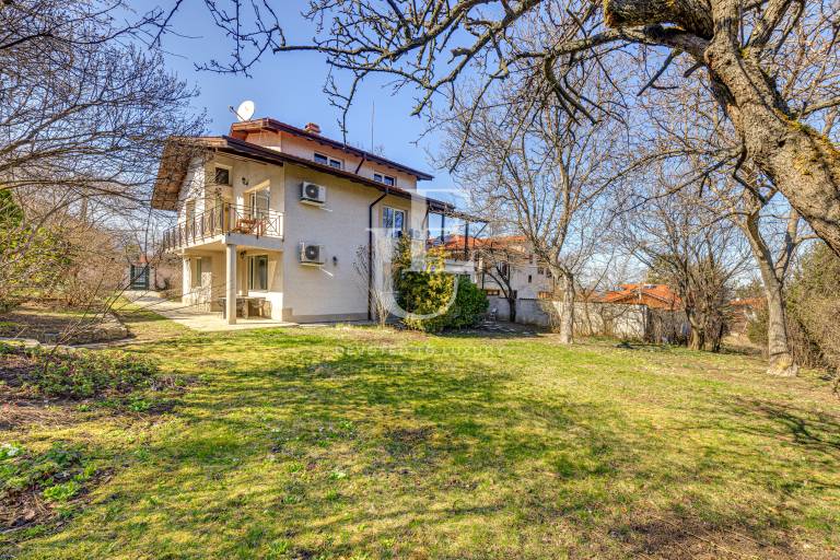 Живописна къща с прекрасен, зелен  двор в кв. Симеоново