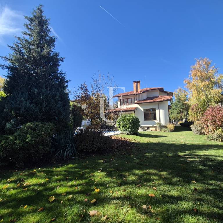 Необзаведена къща с разкошен двор и басейн в кв. Малинова долина