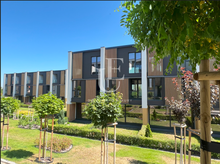 Стилна редова къща за продажба с прекрасна панорама към Витоша