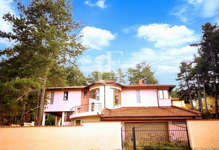 Елегантна резиденция в сърцето на Банкя за продажба