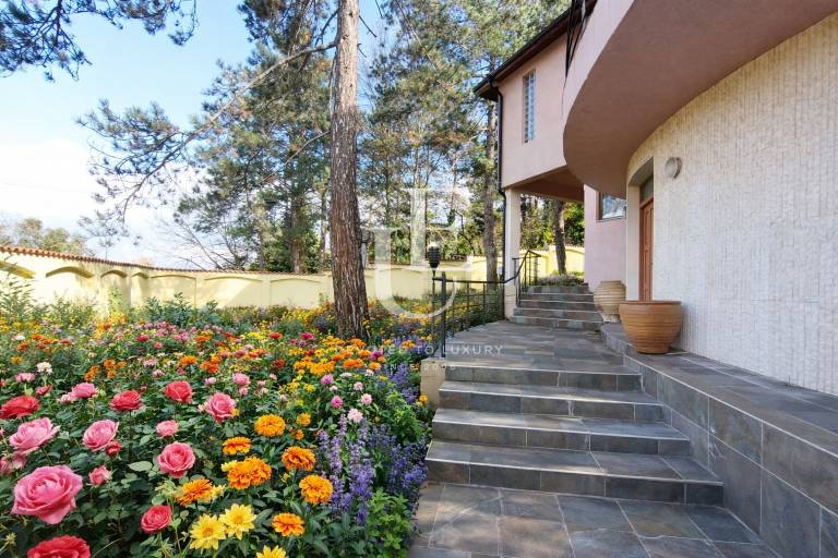 Елегантна резиденция в сърцето на Банкя за продажба